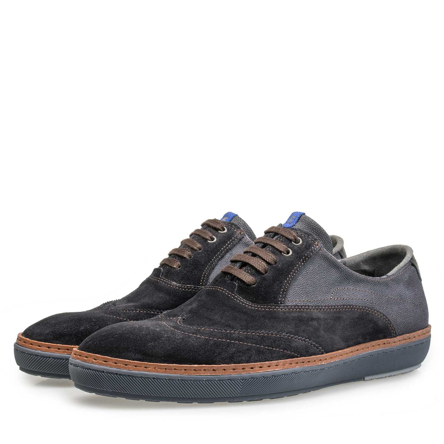 19072/04 - Kalfssuède veterschoen met broguedetails 19072/04 - Kalfssuède veterschoen met broguedetails