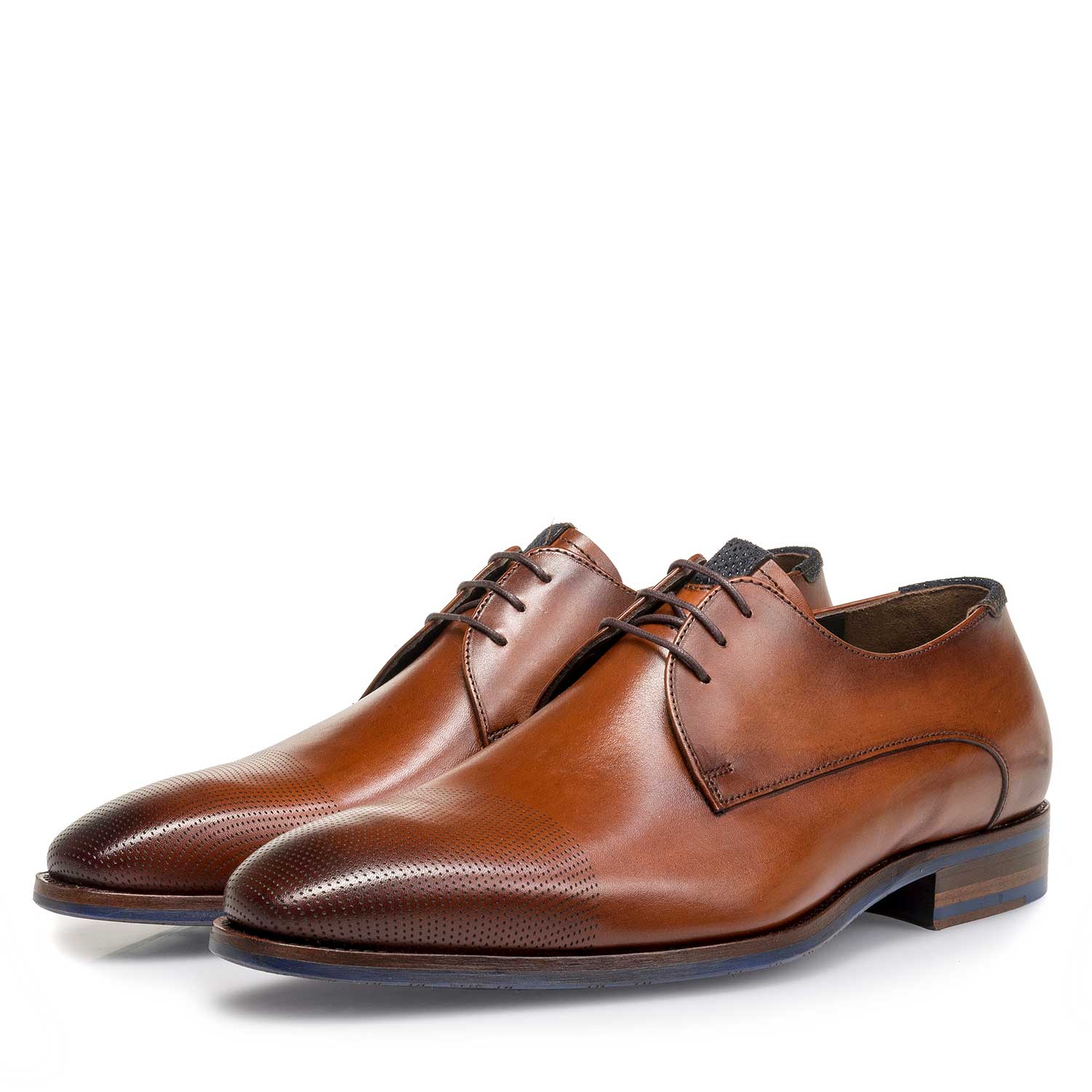 18088/00 - Kalfsleren veterschoen cognac met lasering 18088/00 - Kalfsleren veterschoen cognac met lasering