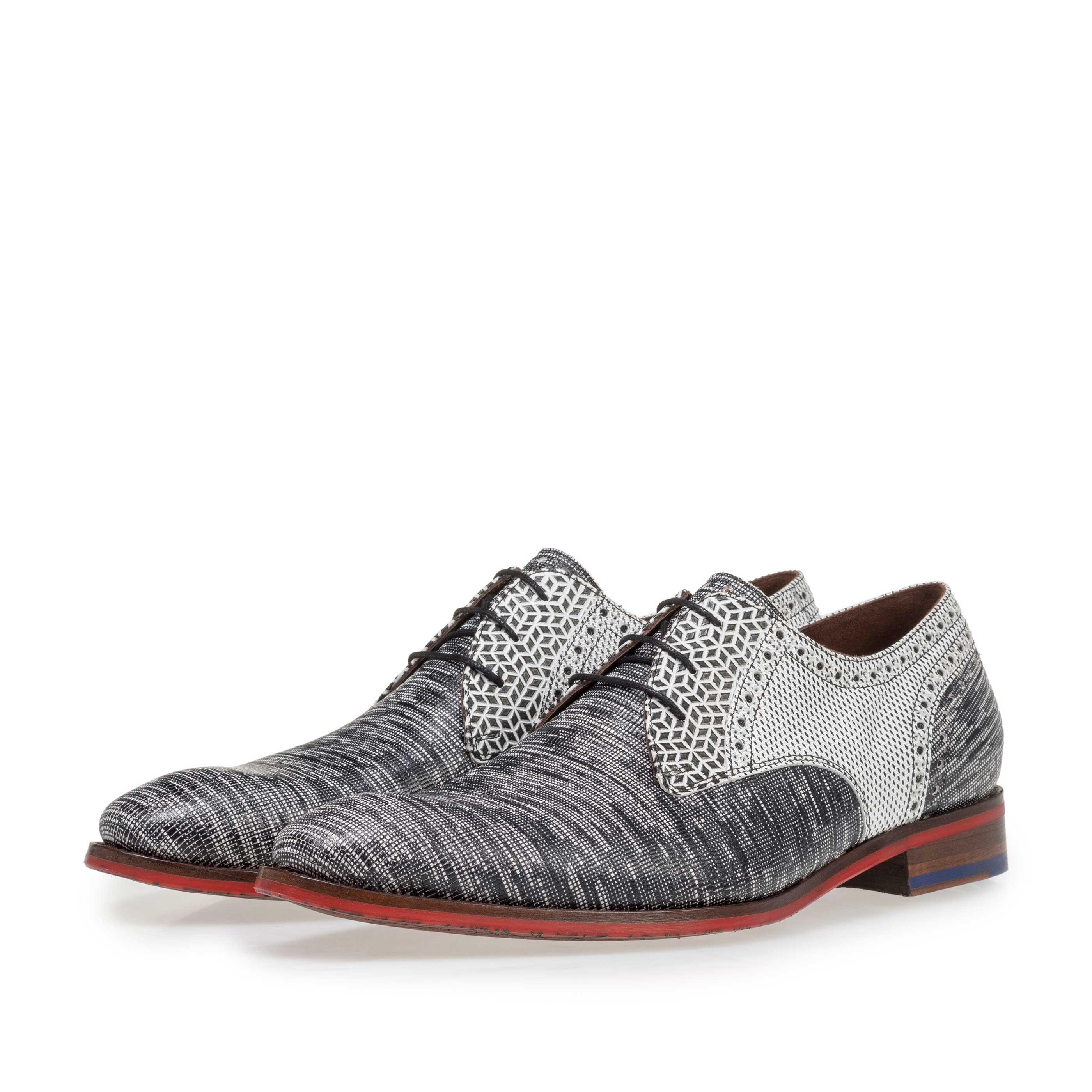 18107/04 - Zwart/witte veterschoen met lizardprint 18107/04 - Zwart/witte veterschoen met lizardprint