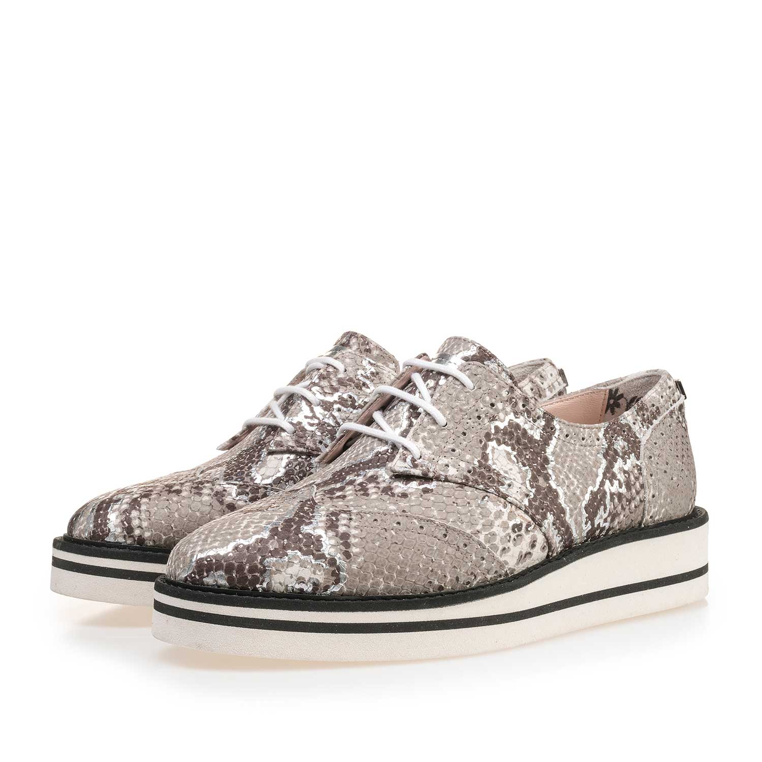 85225/03 - Taupekleurige leren brogue veterschoen met snakeprint 85225/03 - Taupekleurige leren brogue veterschoen met snakeprint